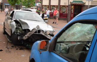 Automobilist vlugt na ravage te hebben aangericht, Dorpsstraat in Zoeterwoude