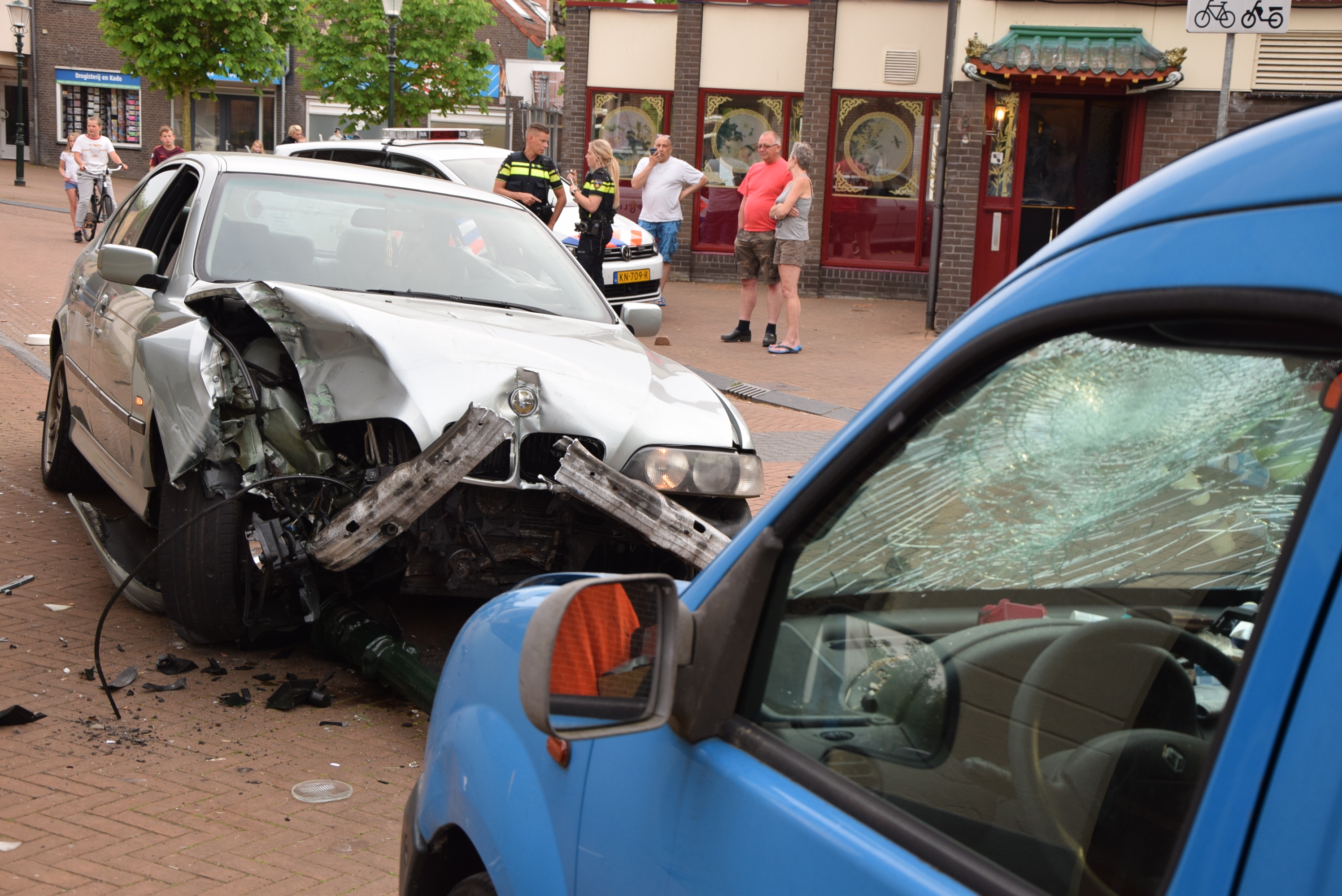Automobilist vlugt na ravage te hebben aangericht, Dorpsstraat in Zoeterwoude
