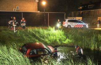 Man aangehouden bij voertuig te water, Mauritssingel in Leiderdorp