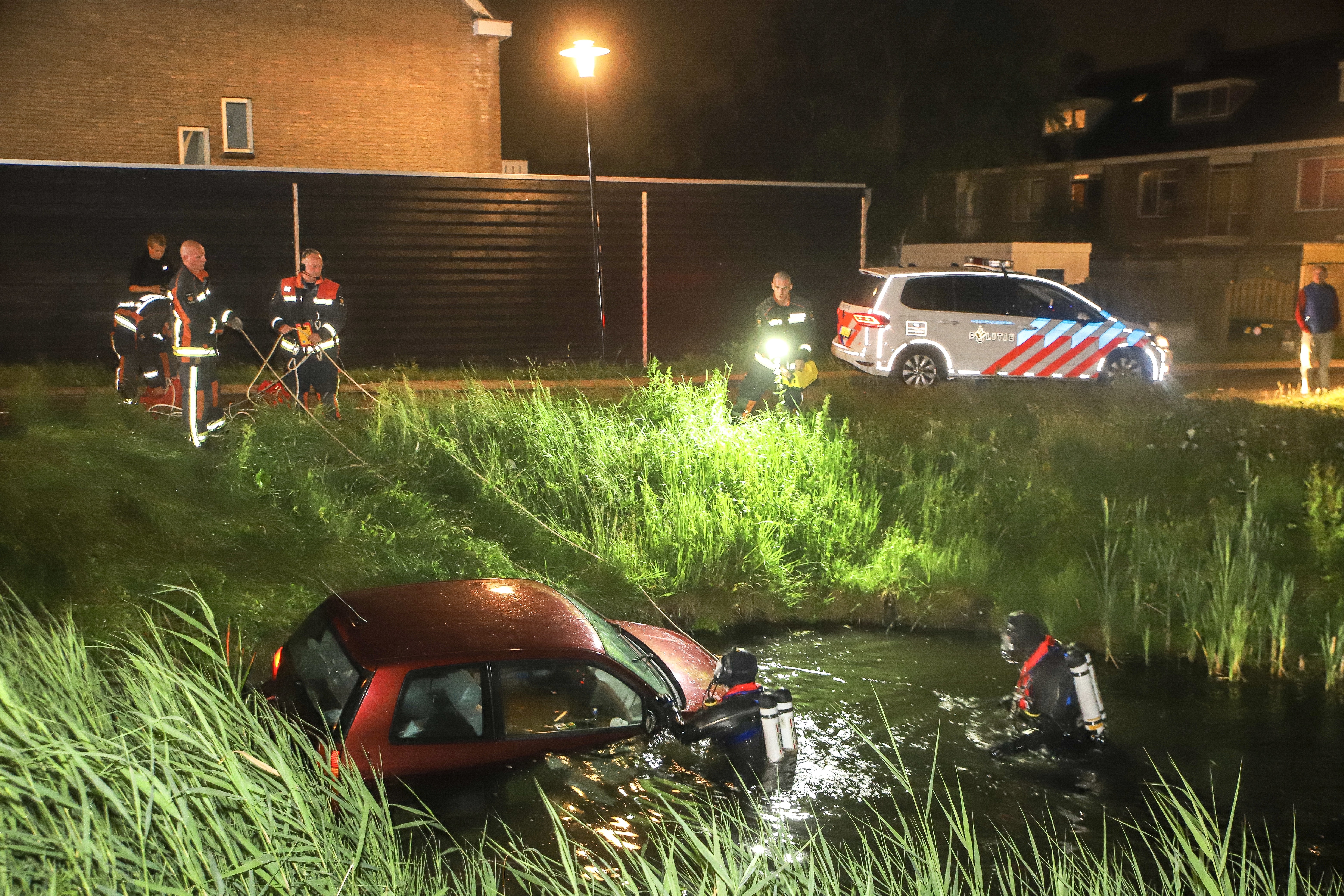 Man aangehouden bij voertuig te water, Mauritssingel in Leiderdorp