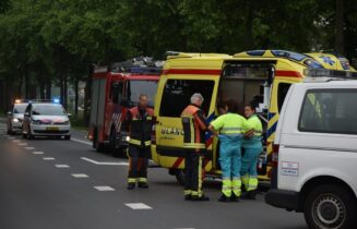 Hulpdiensten rukken uit voor persoon te water, Kanaalweg in Leiden