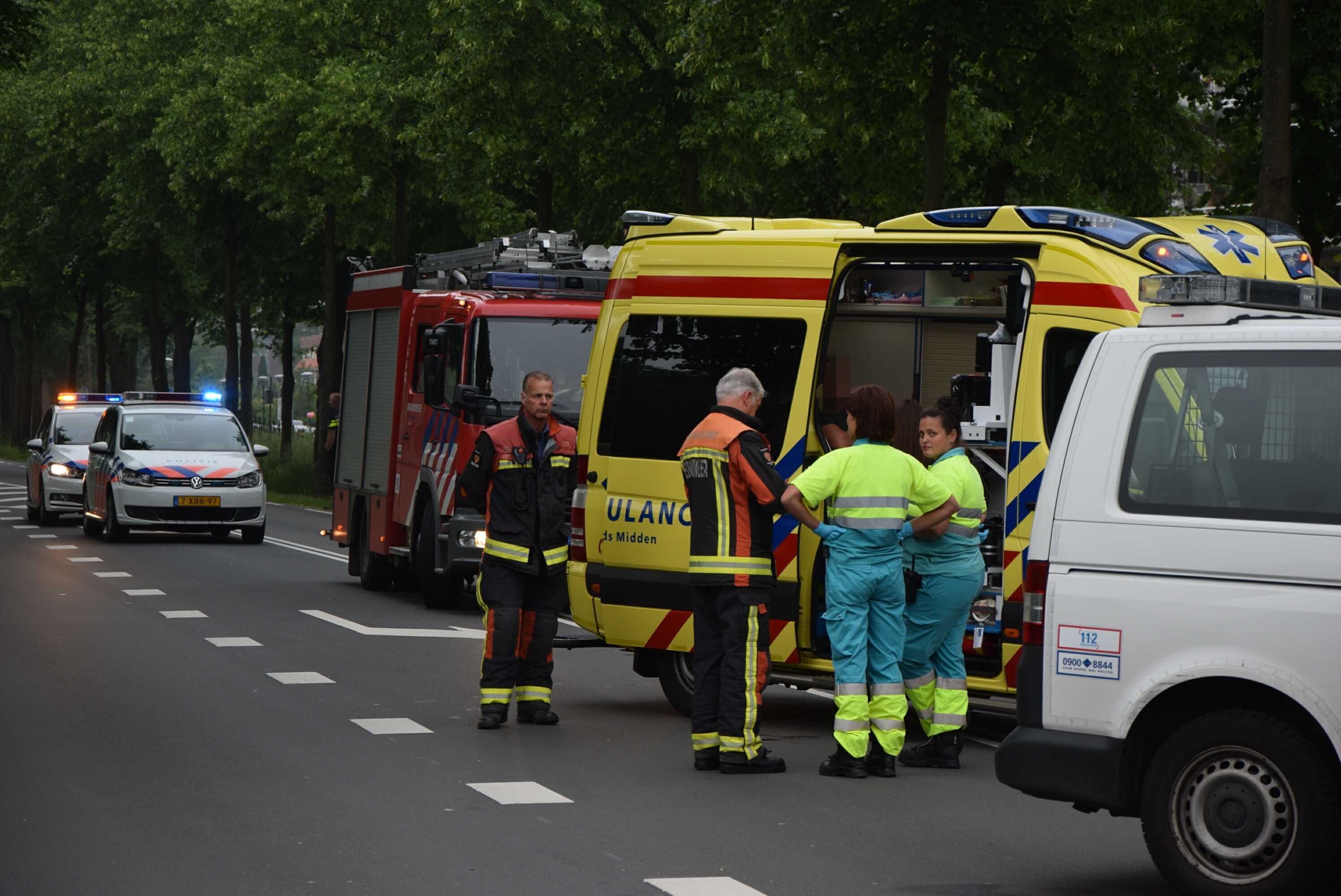 Hulpdiensten rukken uit voor persoon te water, Kanaalweg in Leiden