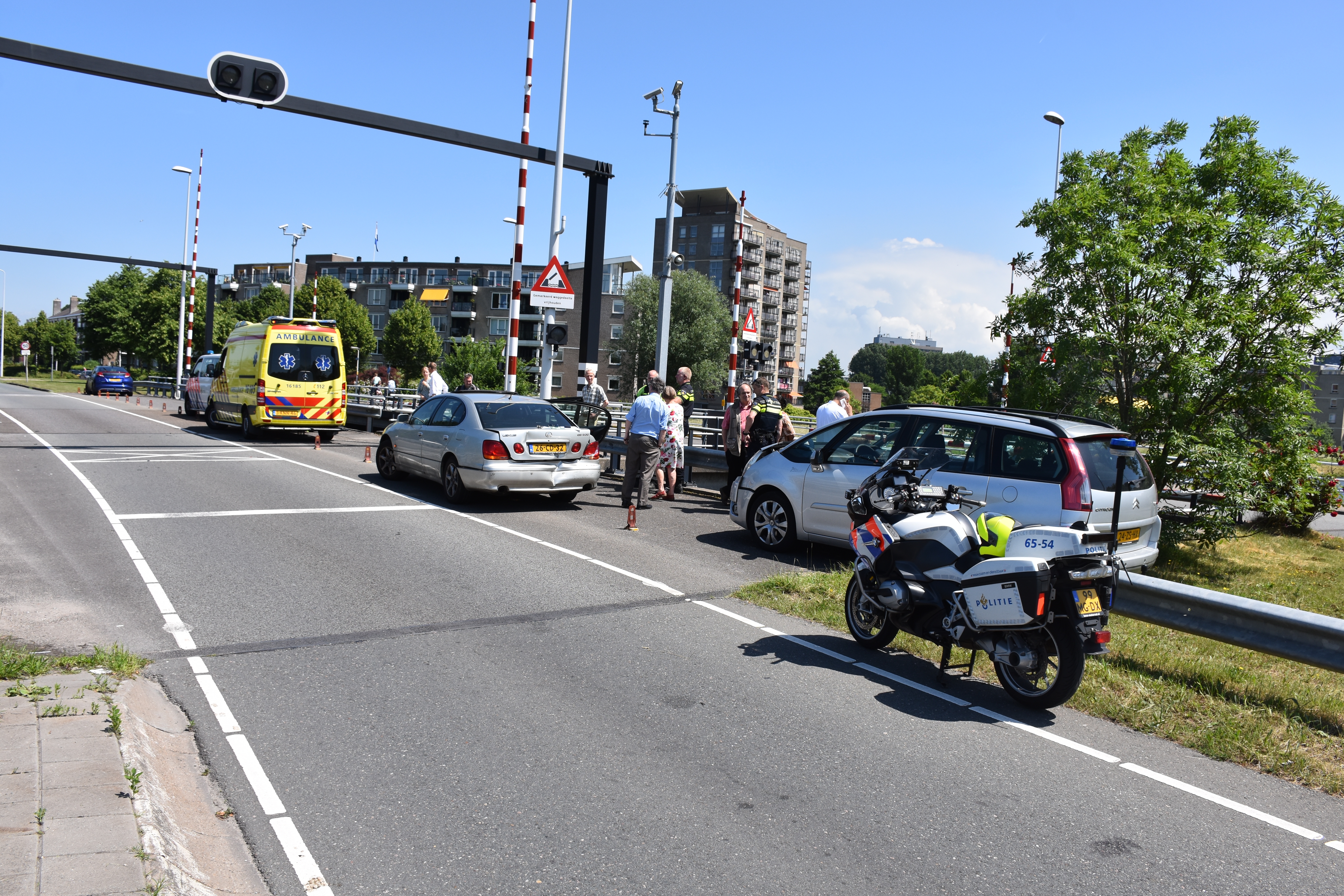 Schade bij kop-staartaanrijding, Haagweg in Leiden