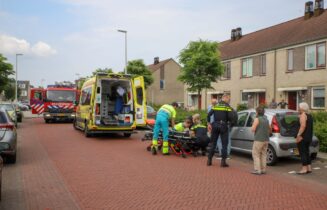 Fietser raakt met voet bekneld in wielkast van auto na valpartij, Buitendijklaan in Leiderdorp