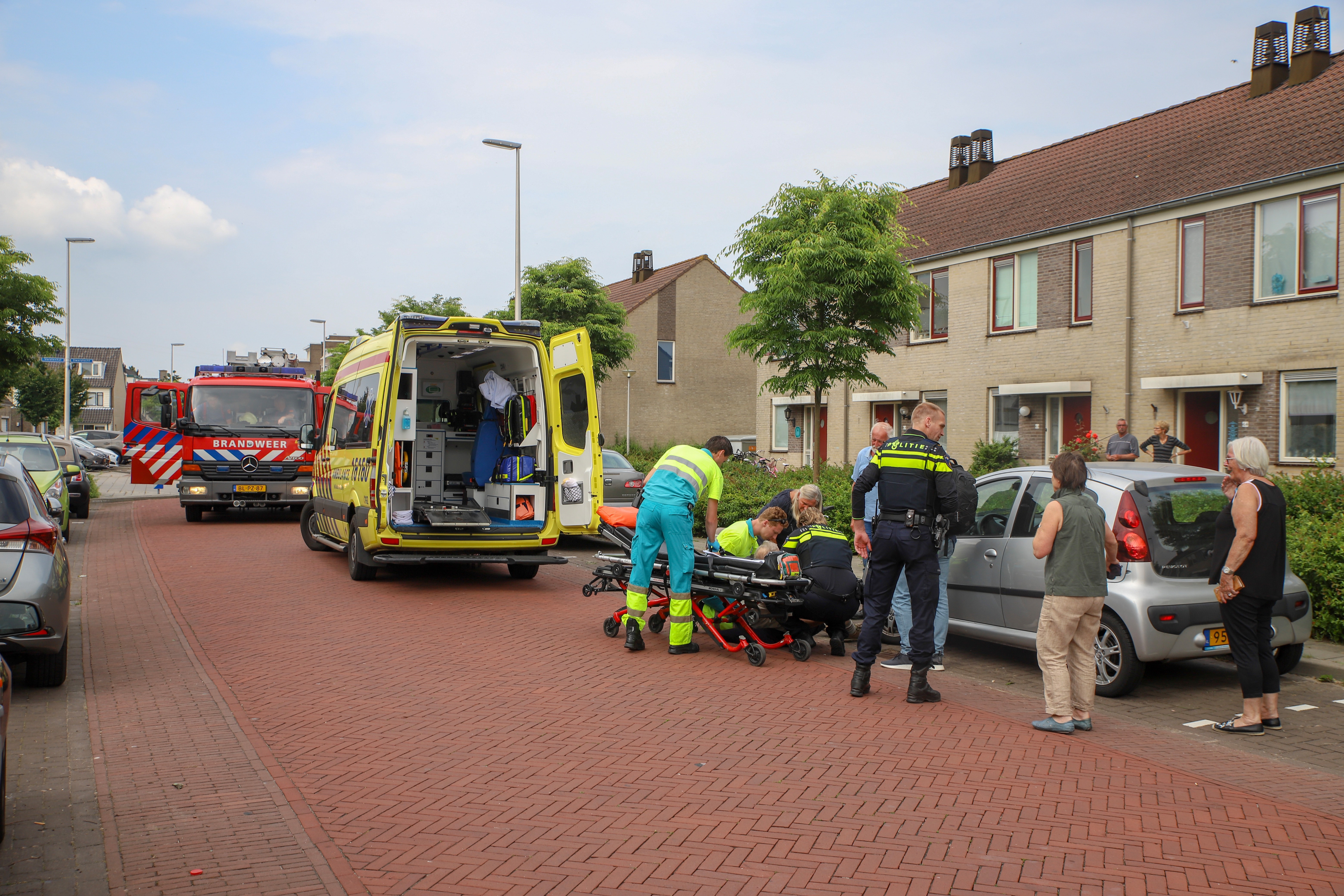 Fietser raakt met voet bekneld in wielkast van auto na valpartij, Buitendijklaan in Leiderdorp