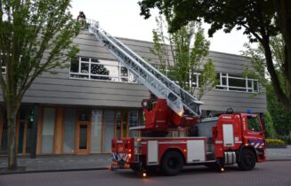 Brandweer en politie halen jongens van schooldak, Boerhaavelaan in Leiden