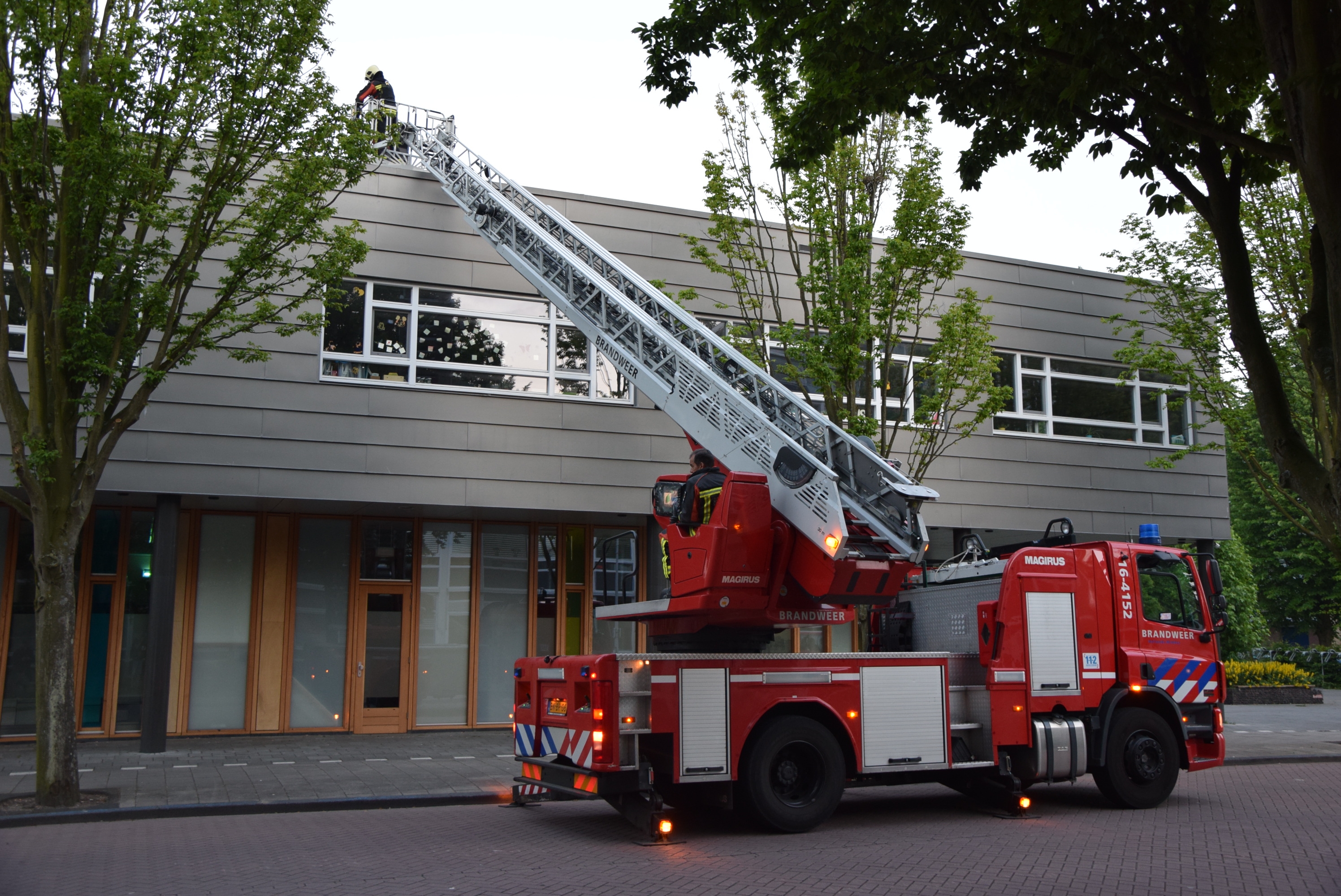 Brandweer en politie halen jongens van schooldak, Boerhaavelaan in Leiden