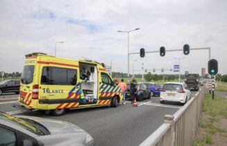 Materiele schade na aanrijding tussen twee auto's, Europaweg in Leiden