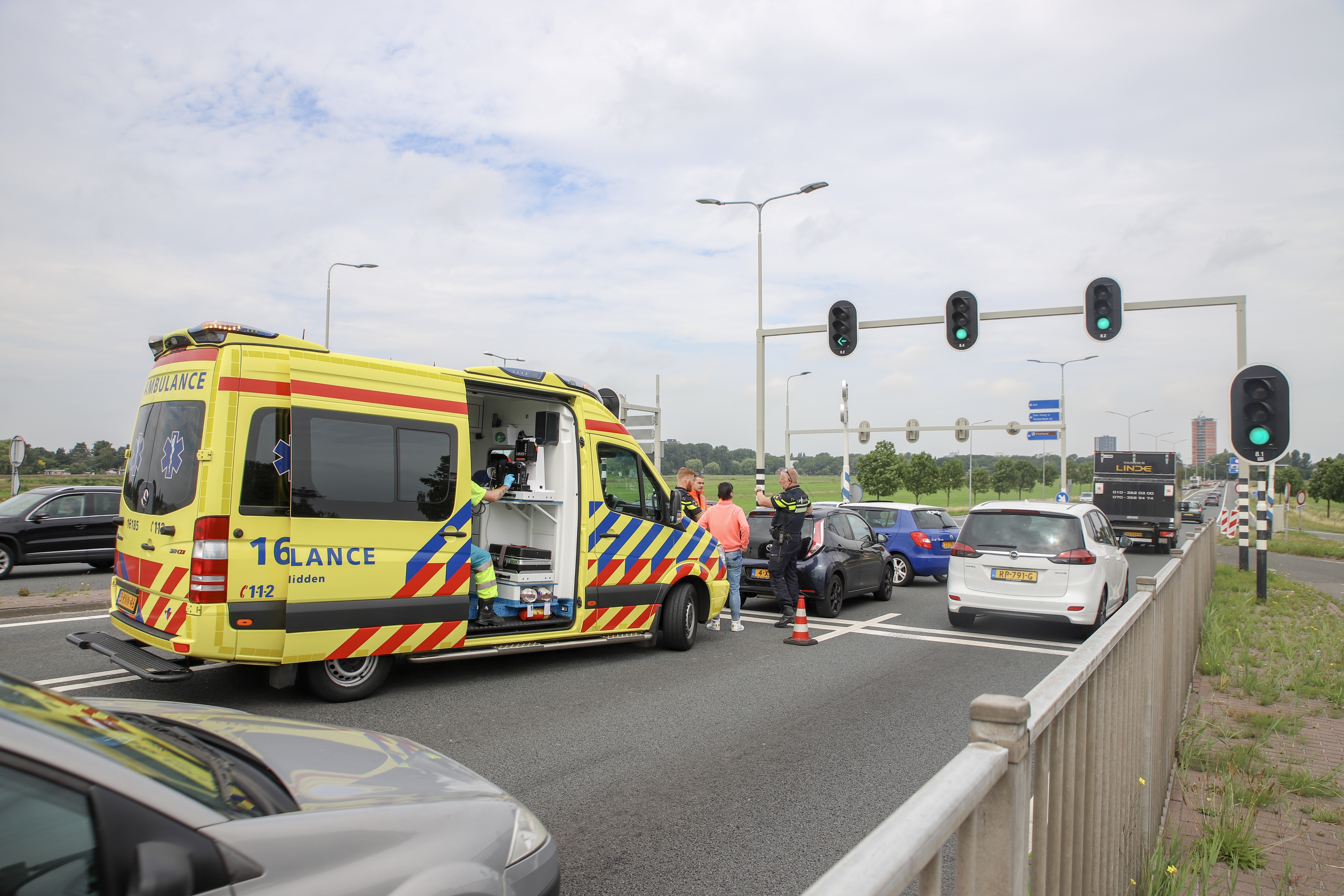 Materiele schade na aanrijding tussen twee auto's, Europaweg in Leiden