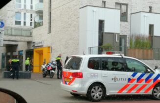 Kleine vechtpartij voor deur van supermarkt, Kooiplein in Leiden
