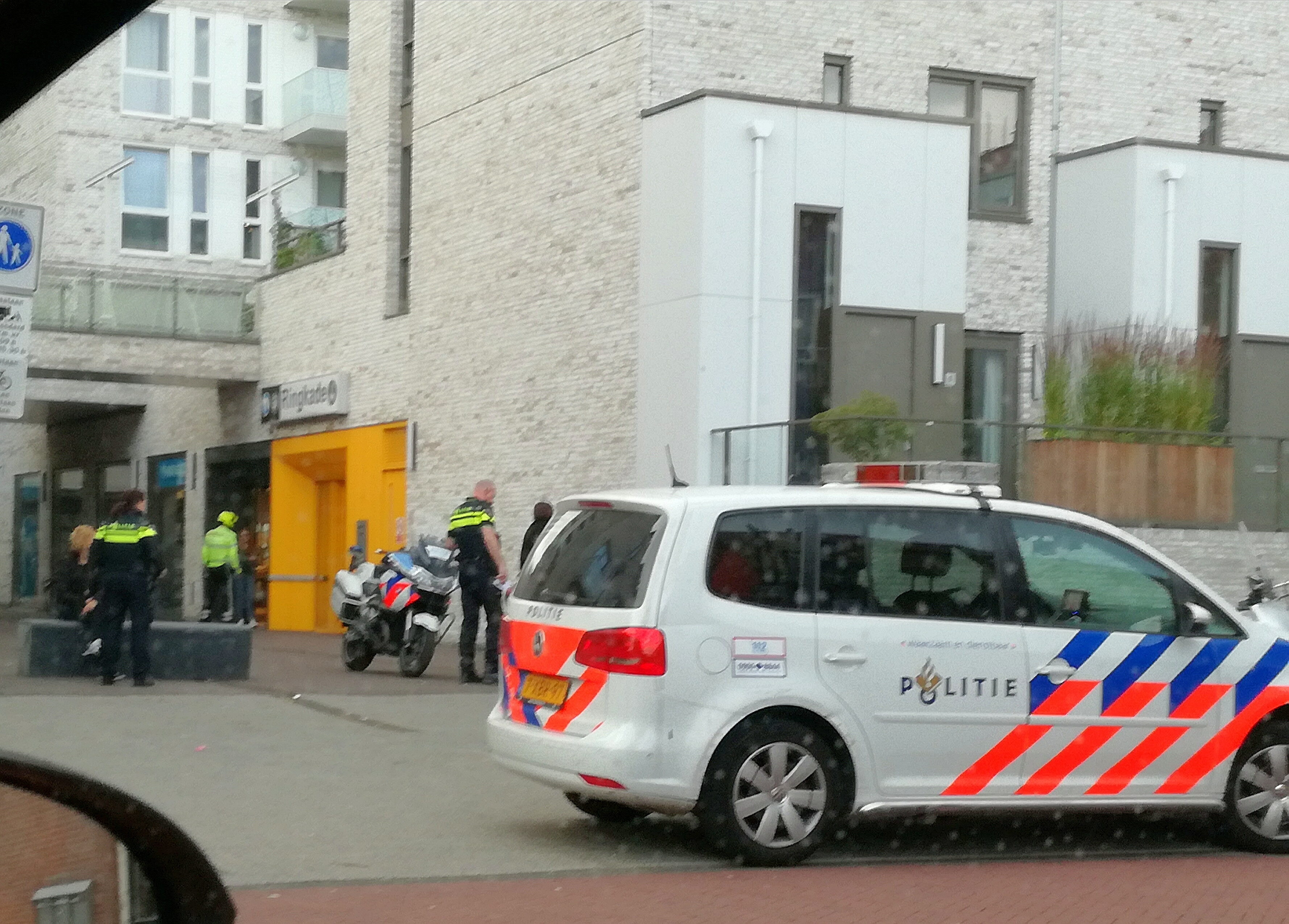 Kleine vechtpartij voor deur van supermarkt, Kooiplein in Leiden