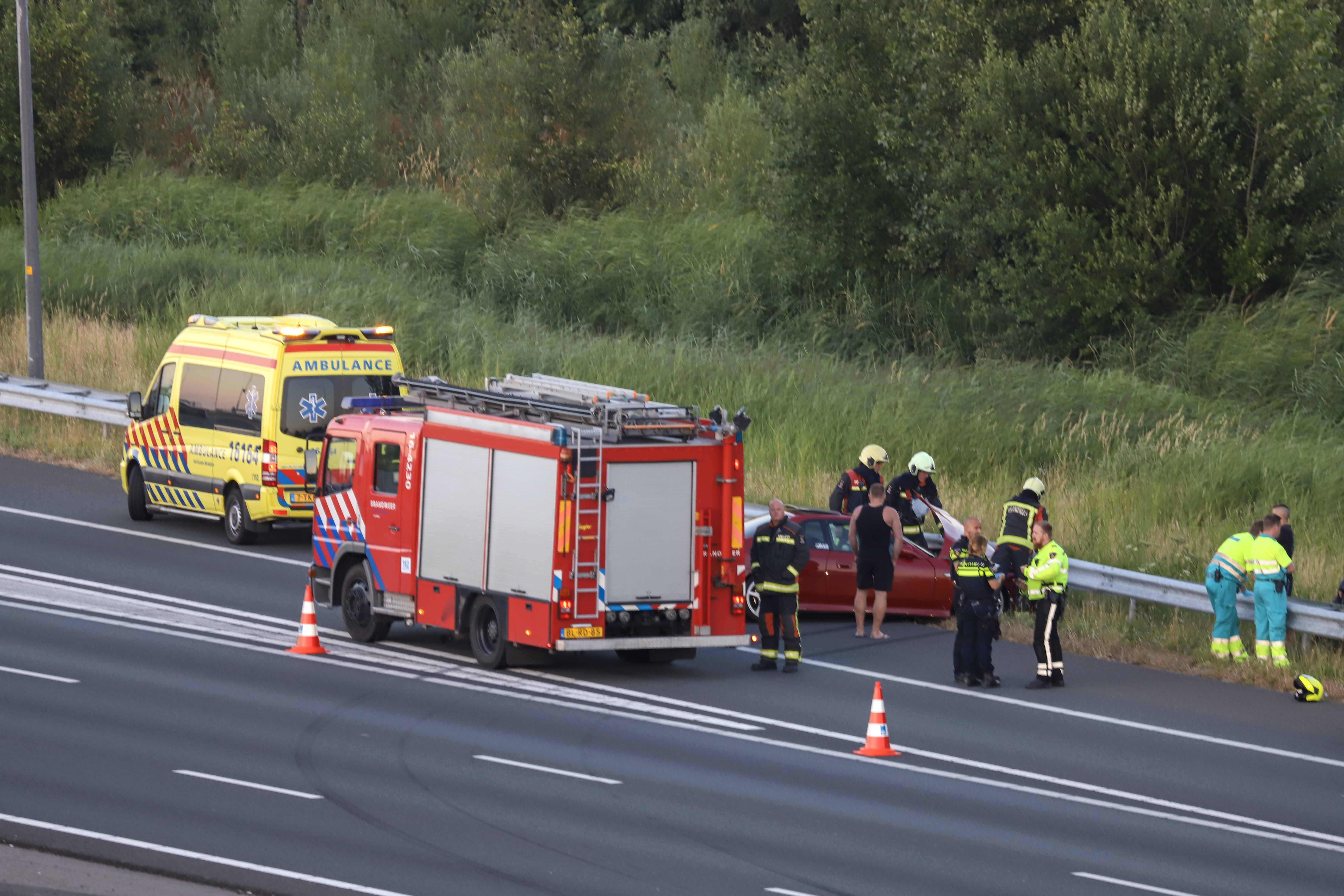Afrit dicht door personenauto in de vangrail, Rijksweg A4 in Leiderdorp