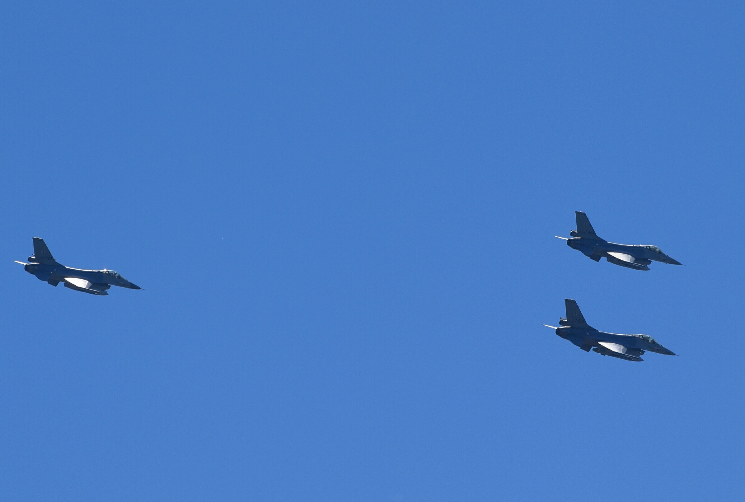 Spektakel van vliegtuigen vanwege Veteranendag, Olieslager in Leiderdorp