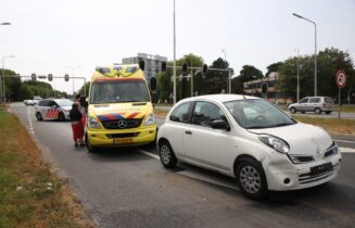 Schade bij aanrijding tussen meerdere voertuigen, Voorschoterweg in Leiden