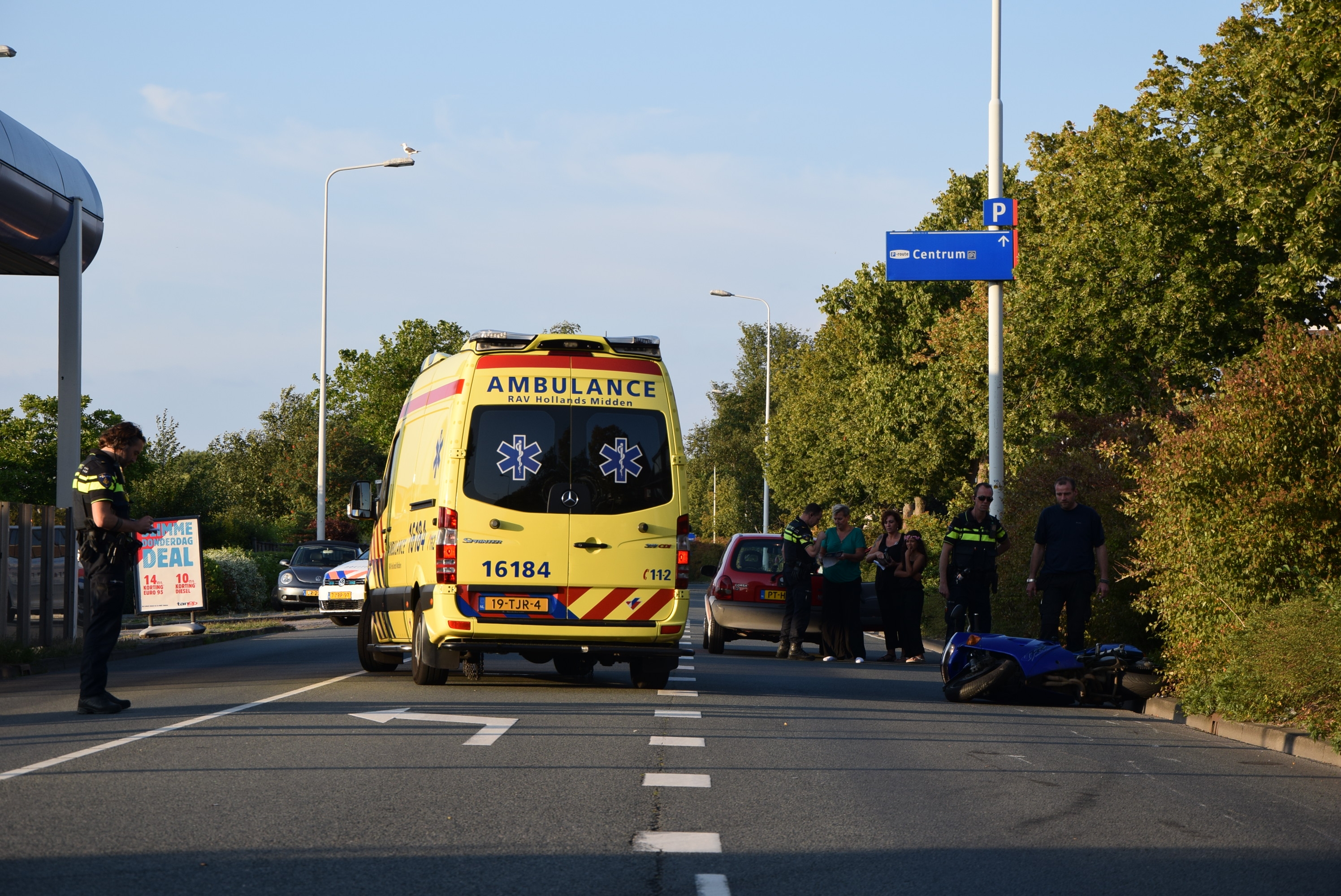 Motorrijder ten val na uitwijken voor personenauto, Haagweg in Leiden