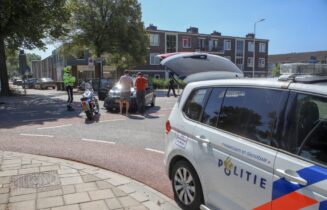 Motorrijder gewond na botsing met personenauto, Professor Einsteinlaan in Voorschoten