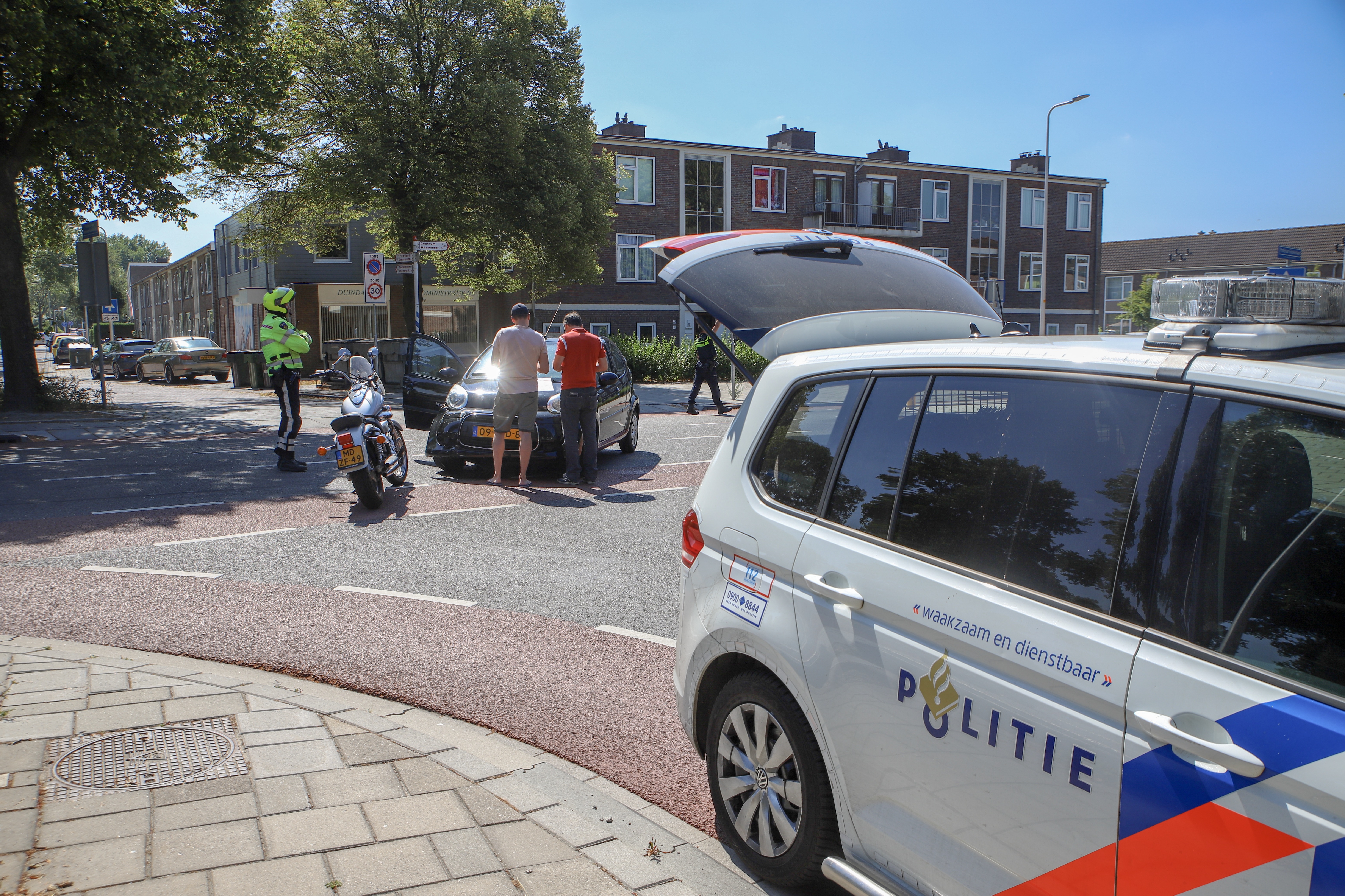 Motorrijder gewond na botsing met personenauto, Professor Einsteinlaan in Voorschoten