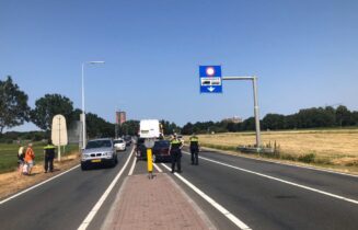 Flinke file op provinciale weg na kop-staartbotsing, Europaweg in Leiden