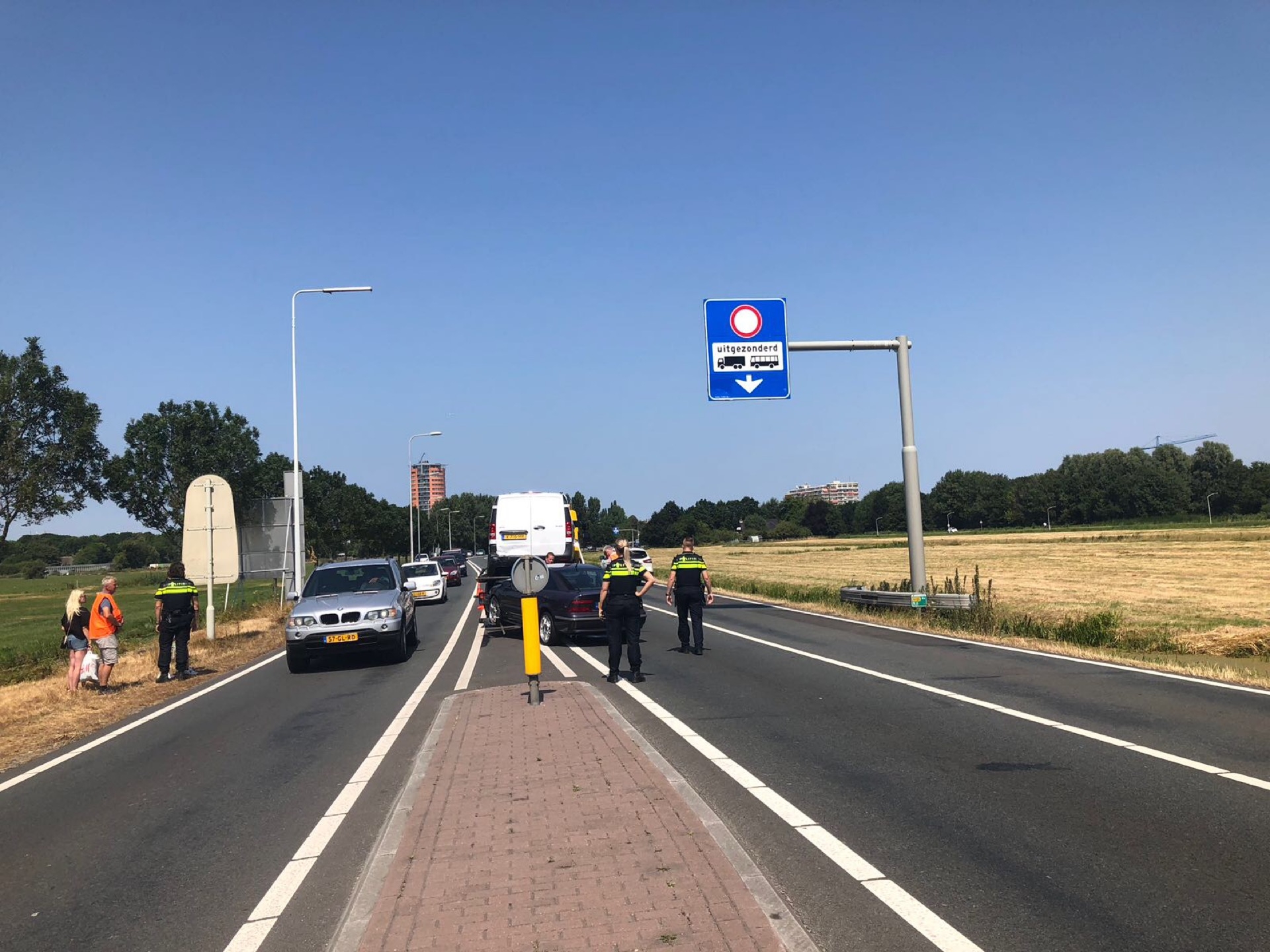 Flinke file op provinciale weg na kop-staartbotsing, Europaweg in Leiden