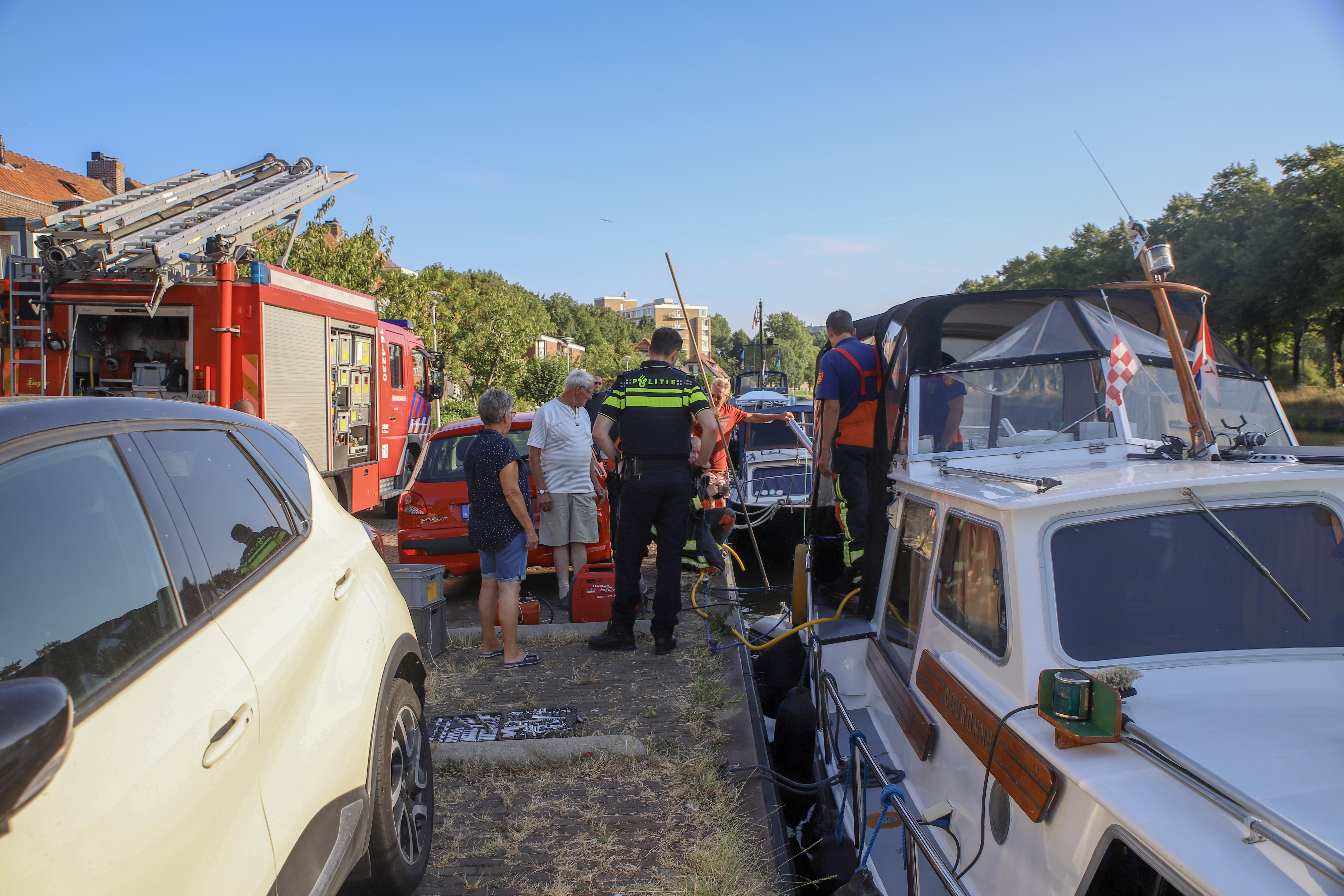 Plezierjacht volgelopen, Roomburgerweg in Leiden