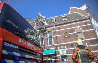 Wind zorgt voor gevaarlijke situatie, Oude Herengracht in Leiden