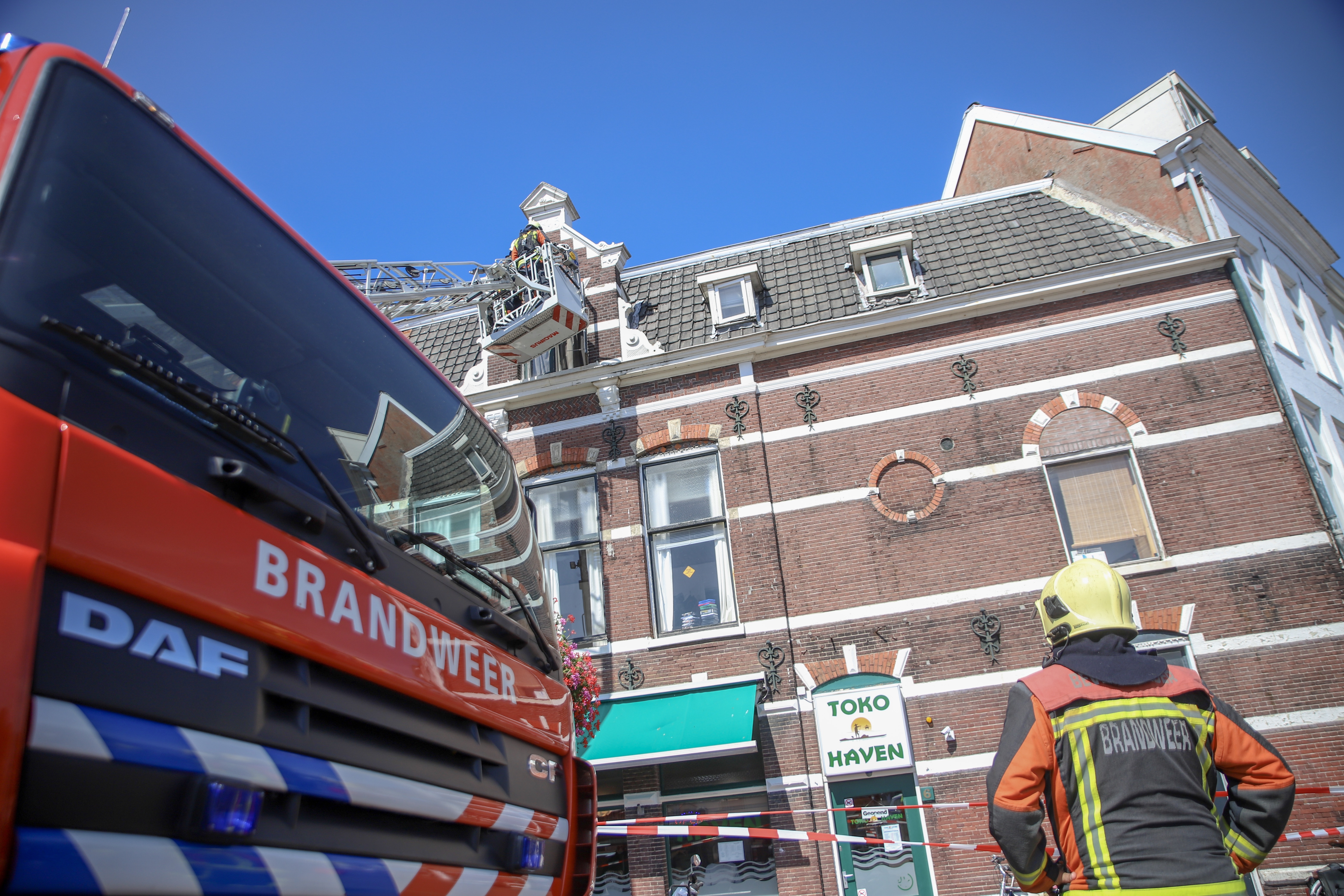 Wind zorgt voor gevaarlijke situatie, Oude Herengracht in Leiden