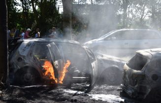 Twee auto's volledig uitgebrand, Rietpolderweg in Leidschendam