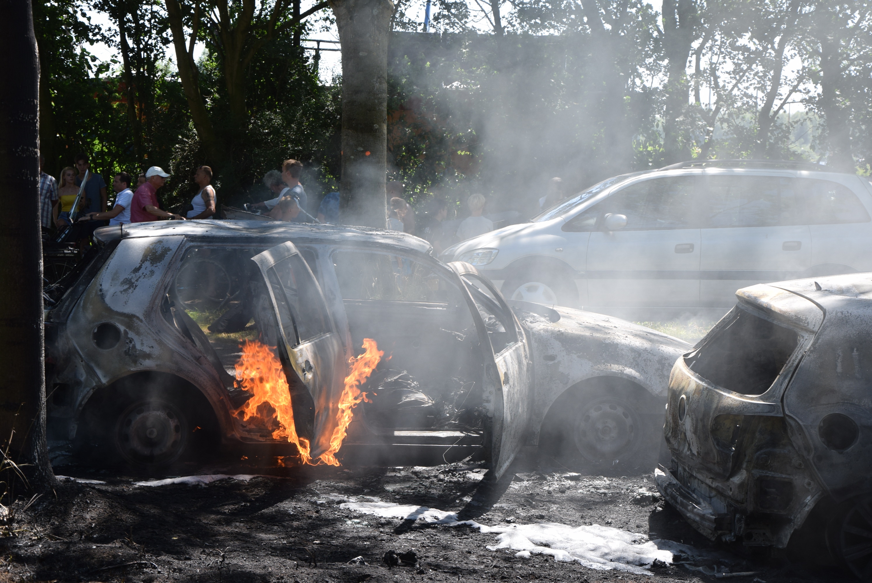Twee auto's volledig uitgebrand, Rietpolderweg in Leidschendam
