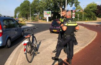 Fietser gewond na botsing met auto op rotonde, Persant Snoepweg in Leiderdorp