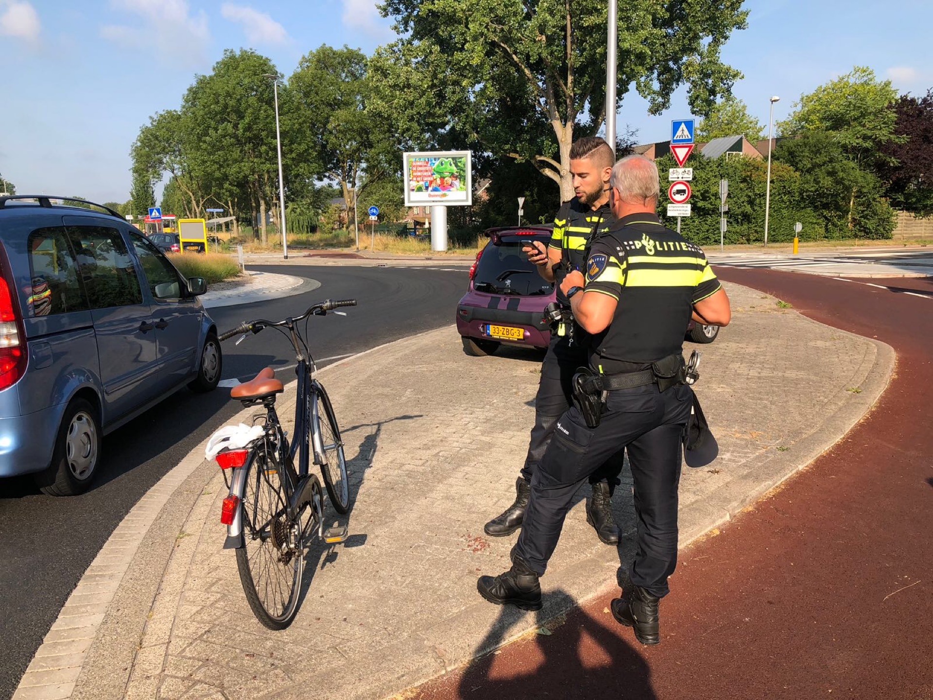Fietser gewond na botsing met auto op rotonde, Persant Snoepweg in Leiderdorp