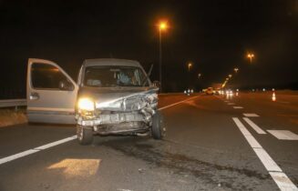 Automobilist rijdt de vangrail in na uitwijkmanoeuvre voor andere auto, Rijksweg A4 in Leiden