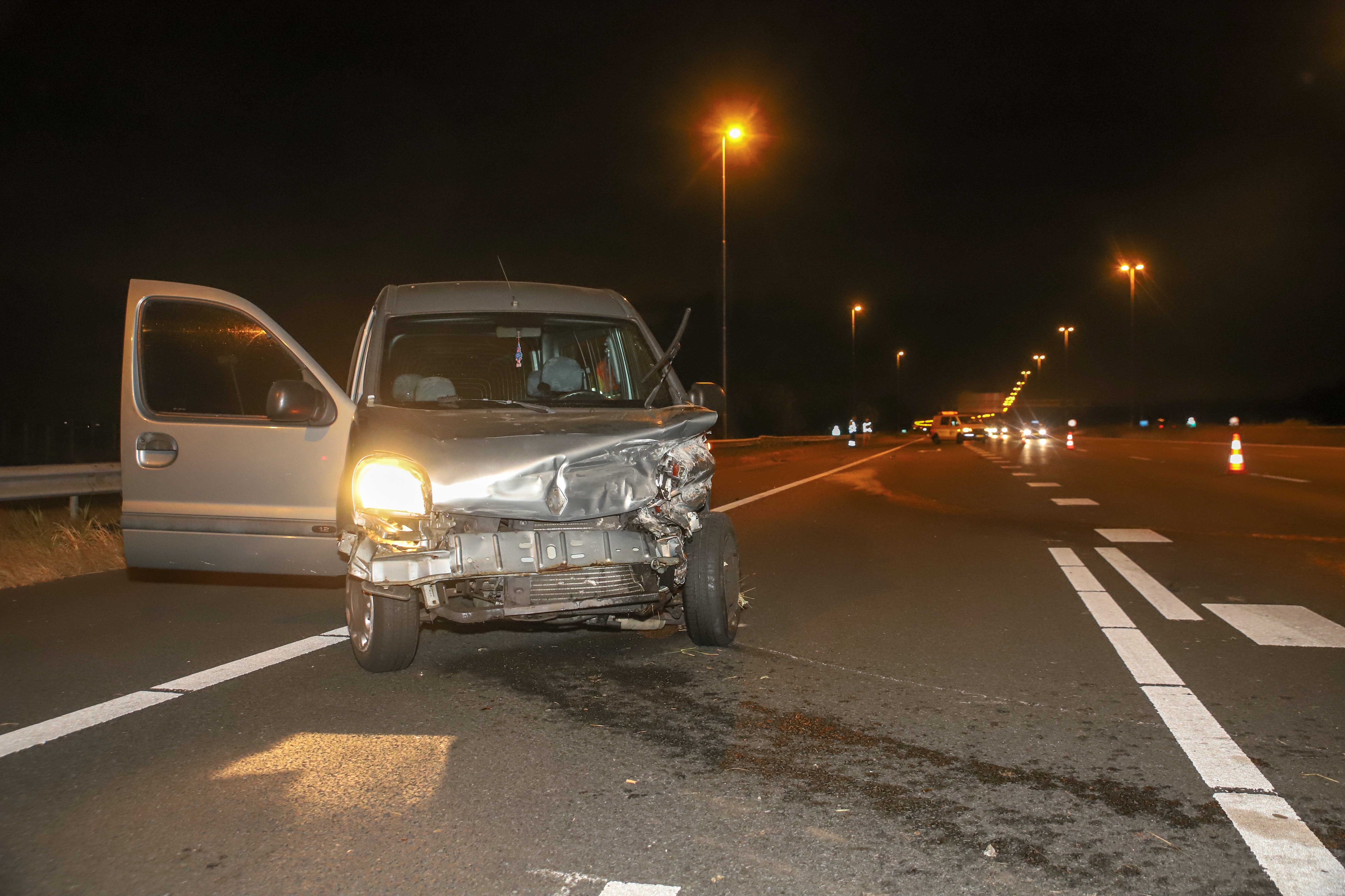 Automobilist rijdt de vangrail in na uitwijkmanoeuvre voor andere auto, Rijksweg A4 in Leiden