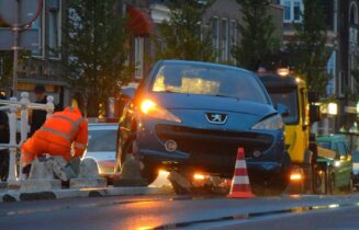 Automobilist rijdt zich vast op betonblok, Turfmarktbrug in Leiden