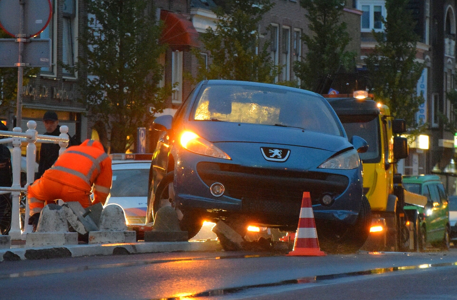Automobilist rijdt zich vast op betonblok, Turfmarktbrug in Leiden