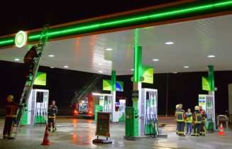 Kleine lekkage in overkapping bij BP tankstation, Rijksweg A44 in Oegstgeest