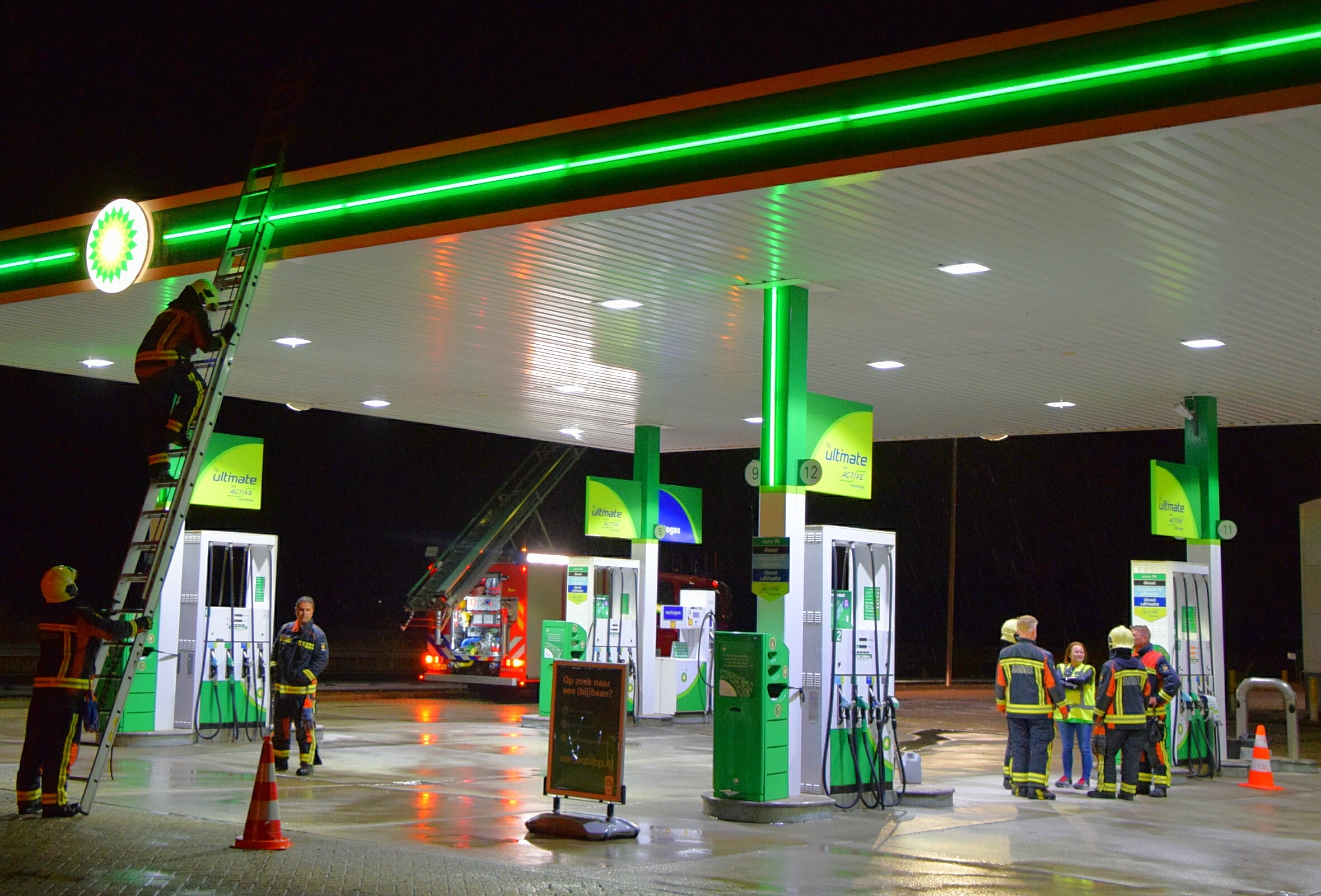Kleine lekkage in overkapping bij BP tankstation, Rijksweg A44 in Oegstgeest