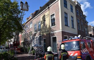 Hoge steiger kantelt in boom, Oude Rijn in Leiden