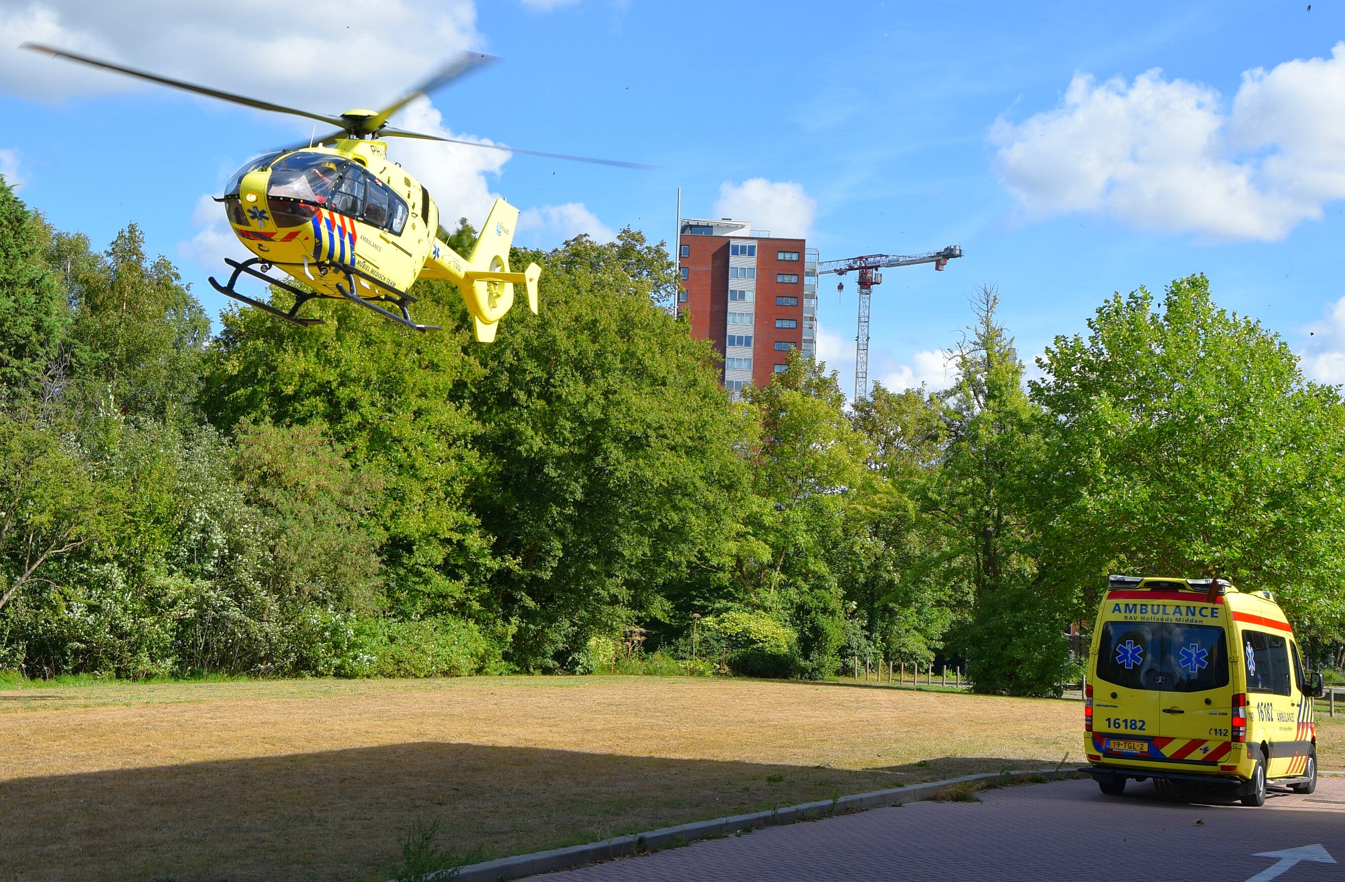 Traumahelikopter geland bij GGZ instelling voor medische noodsituatie, Sandifortdreef in Leiden