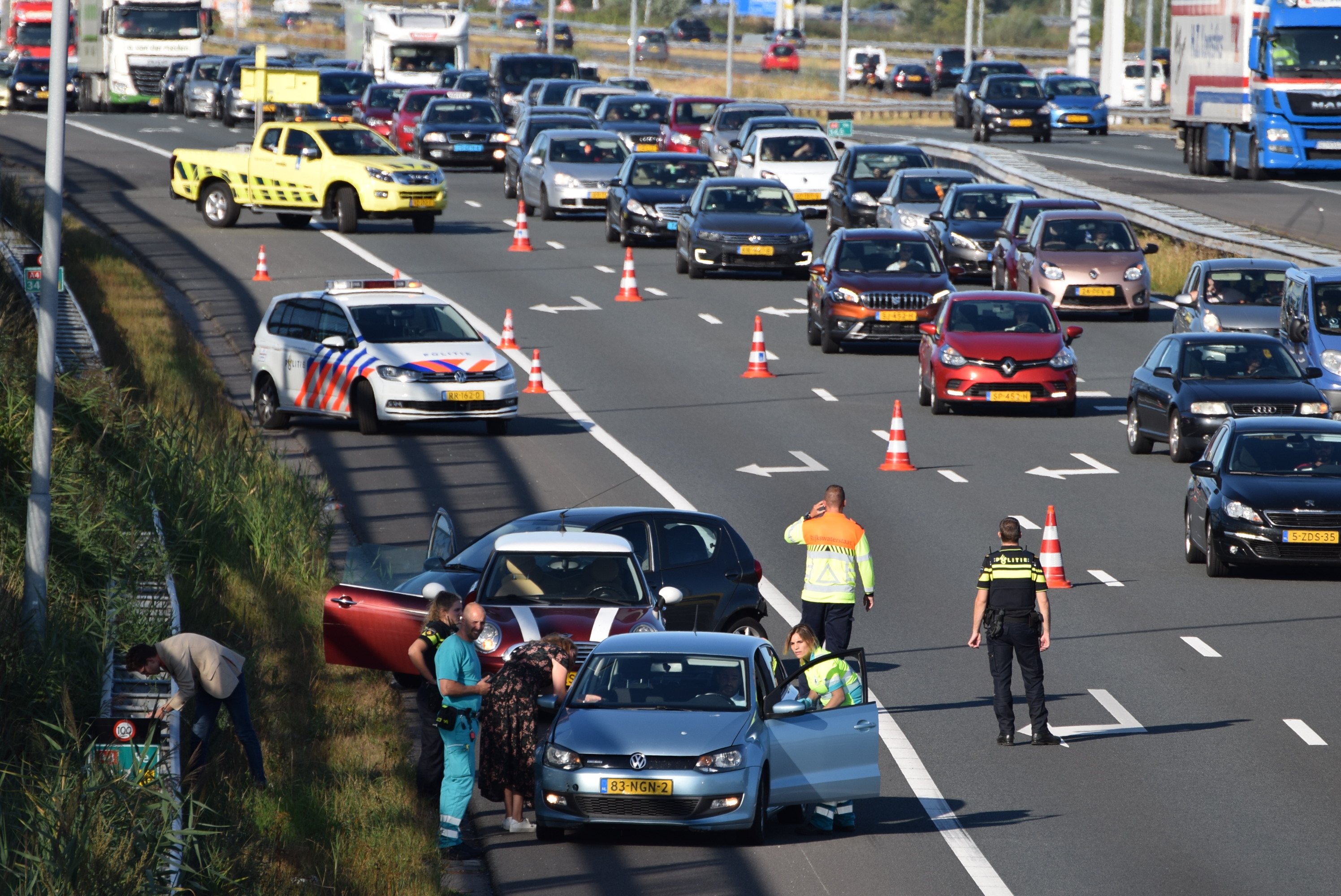 Twee aanrijdingen na eerdere aanrijding met gewonde op parallelbaan, Rijksweg A4 in Leiden