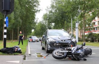 Auto rijdt vol achter op motor, Churchilllaan in Leiden