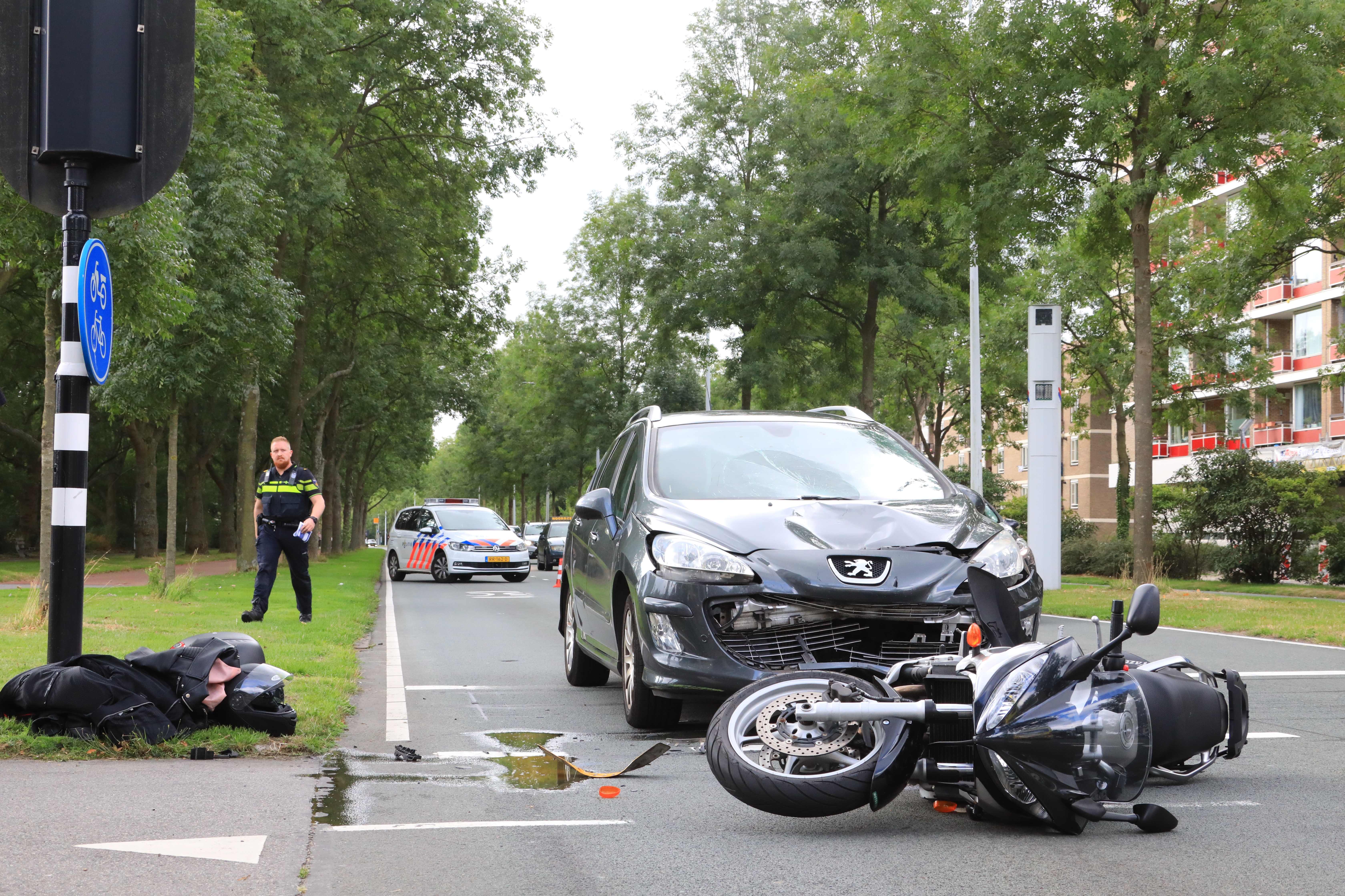Auto rijdt vol achter op motor, Churchilllaan in Leiden