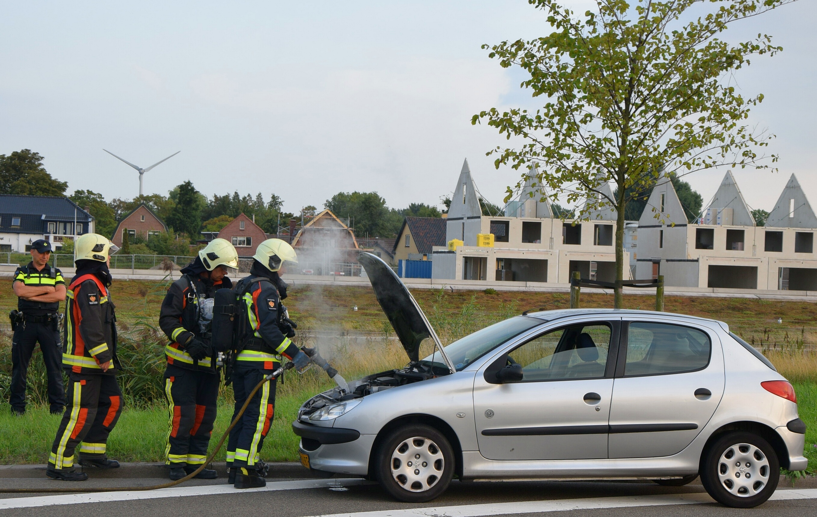 Melding voertuigbrand bijkt oververhitte motor te zijn, Hoge Rijndijk in Leiden