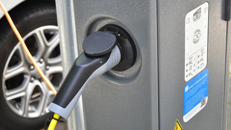 Een-laadpaal-voor-een-elektrische-auto-Foto-Omroep-West