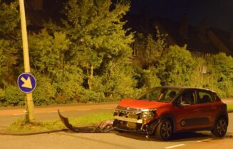 Personenauto ramt lichtmast, Zwartemeerlaan in Leiden