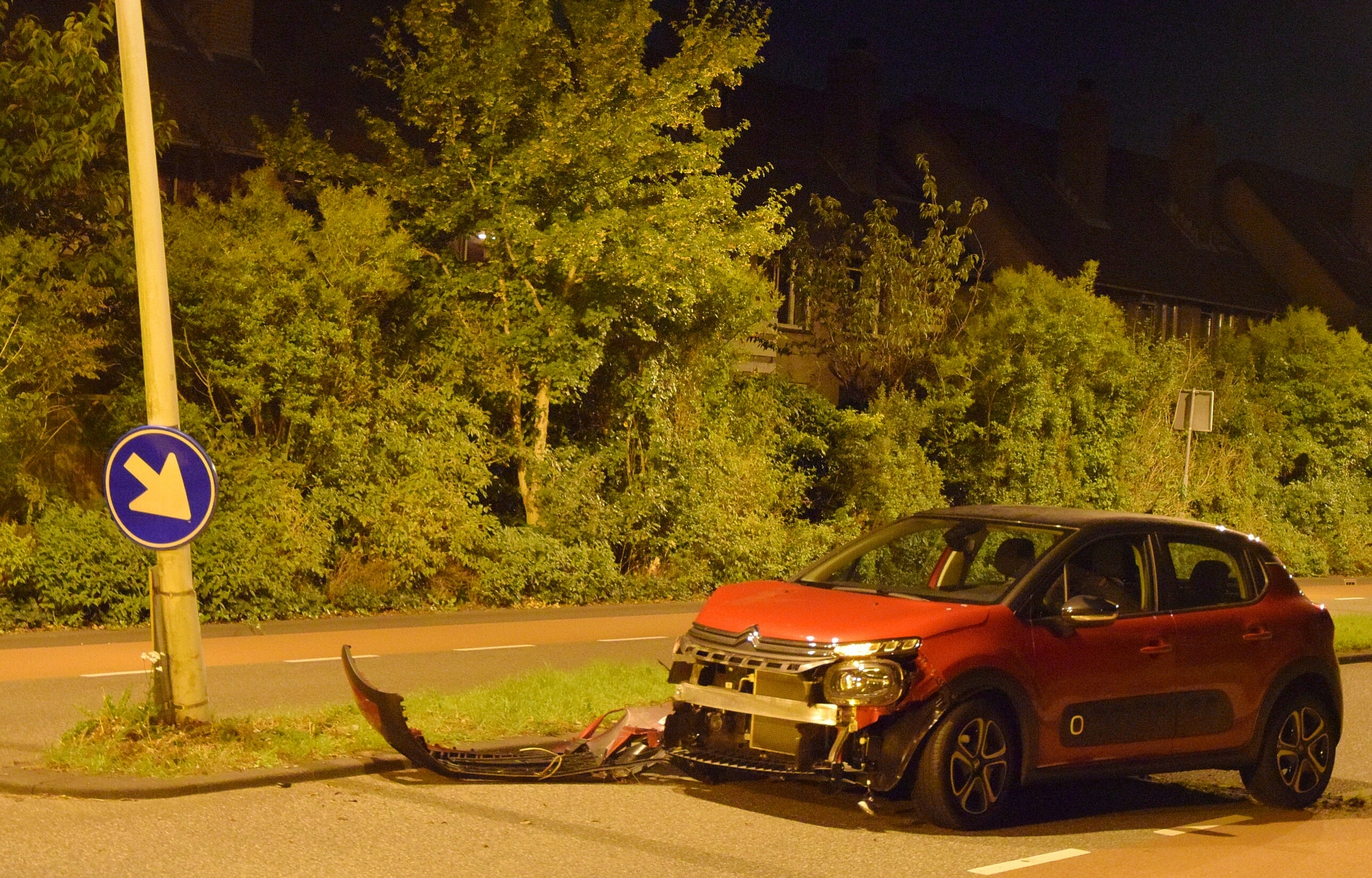 Personenauto ramt lichtmast, Zwartemeerlaan in Leiden