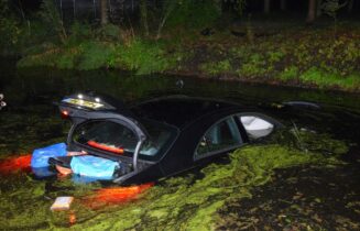 Auto te water na éénzijdig ongeval, Leidseweg in Voorschoten