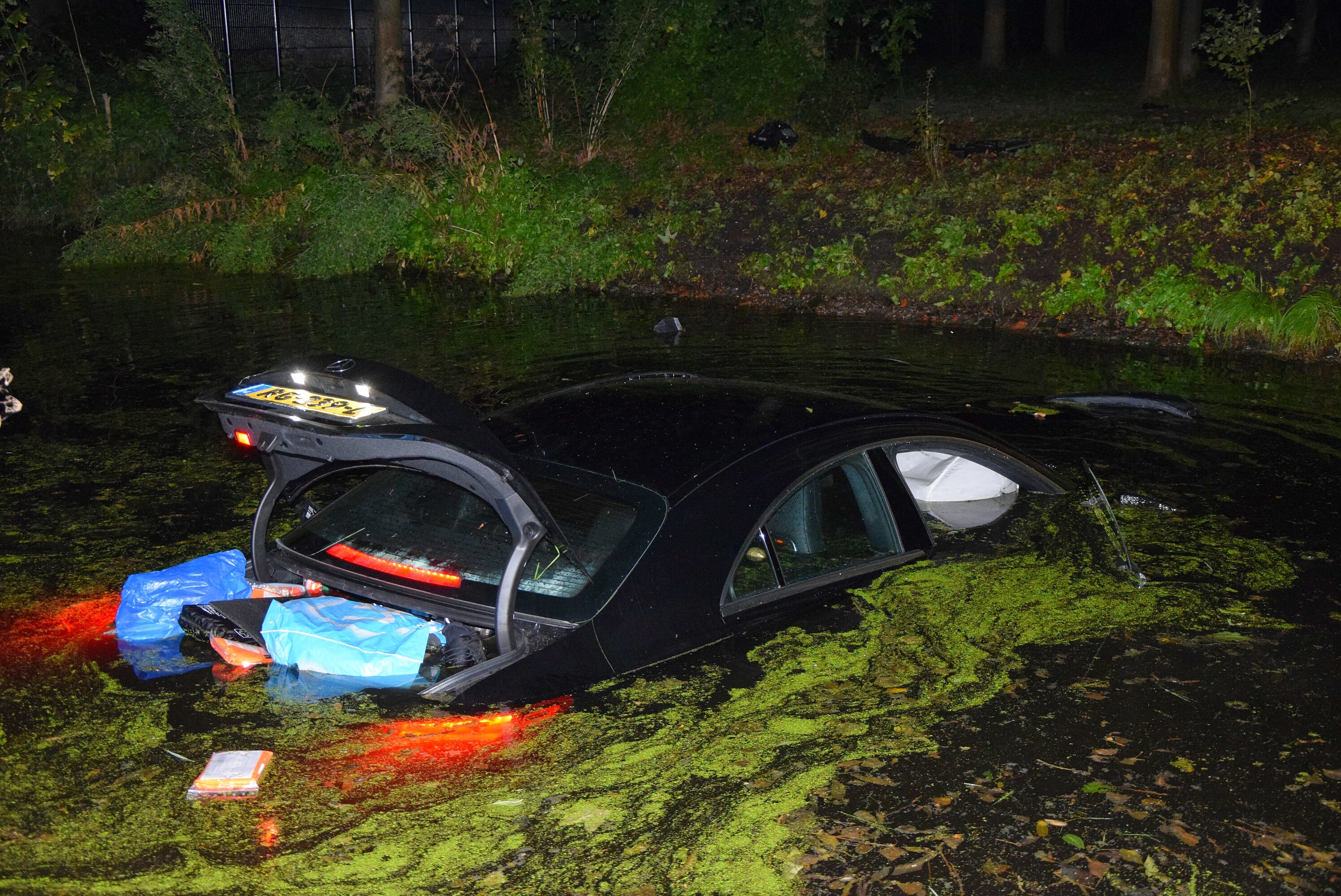 Auto te water na éénzijdig ongeval, Leidseweg in Voorschoten