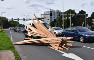 Bus verliest lading, Voorschoterweg in Leiden