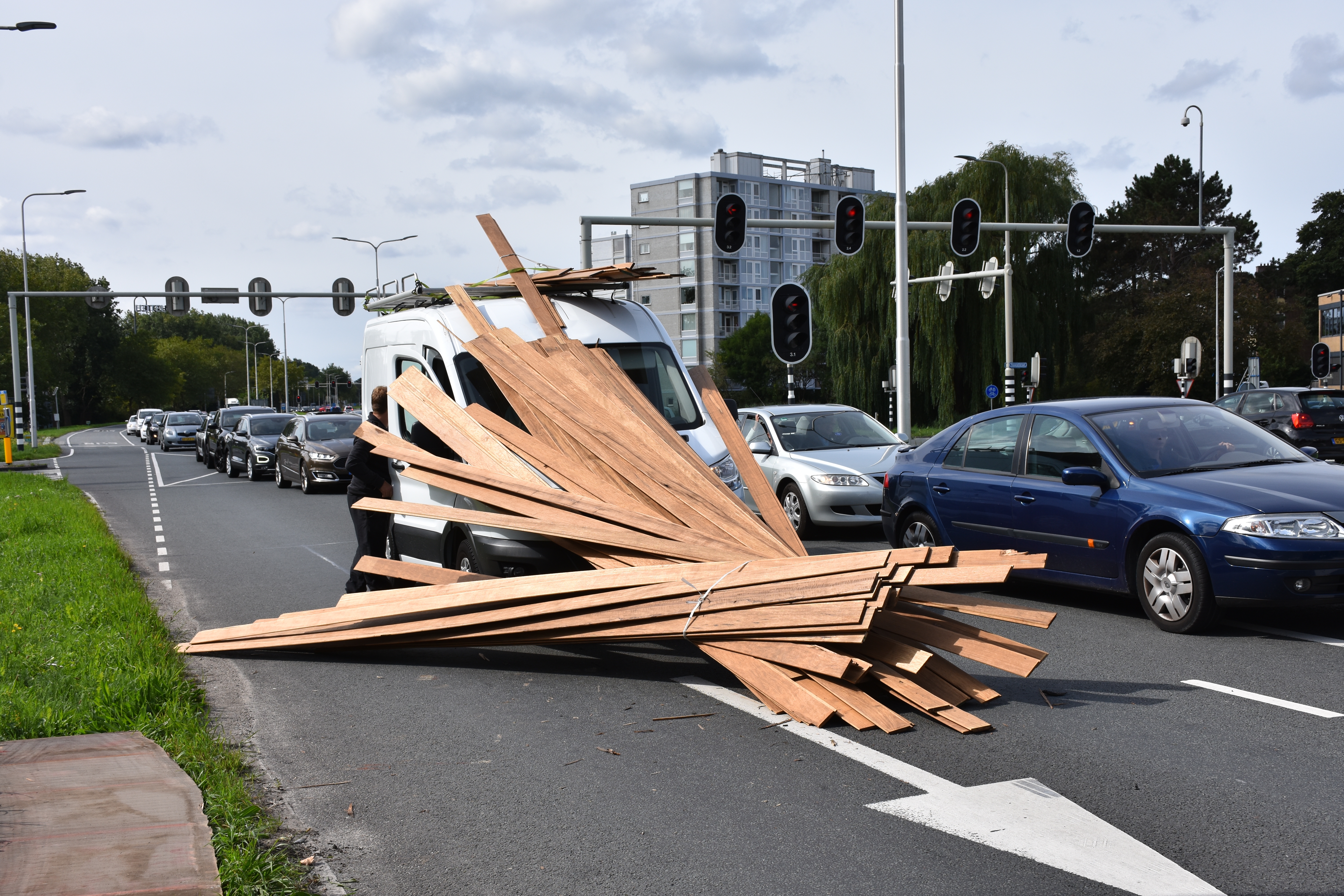 Bus verliest lading, Voorschoterweg in Leiden