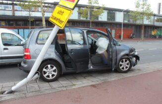 Personenauto rijdt tegen lantaarnpaal, Vijf Meilaan in Leiden
